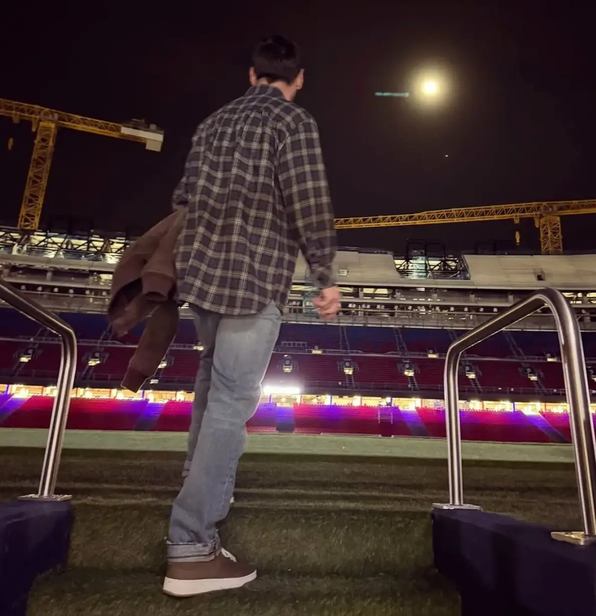 梅西低调重返诺坎普!赌狗论坛